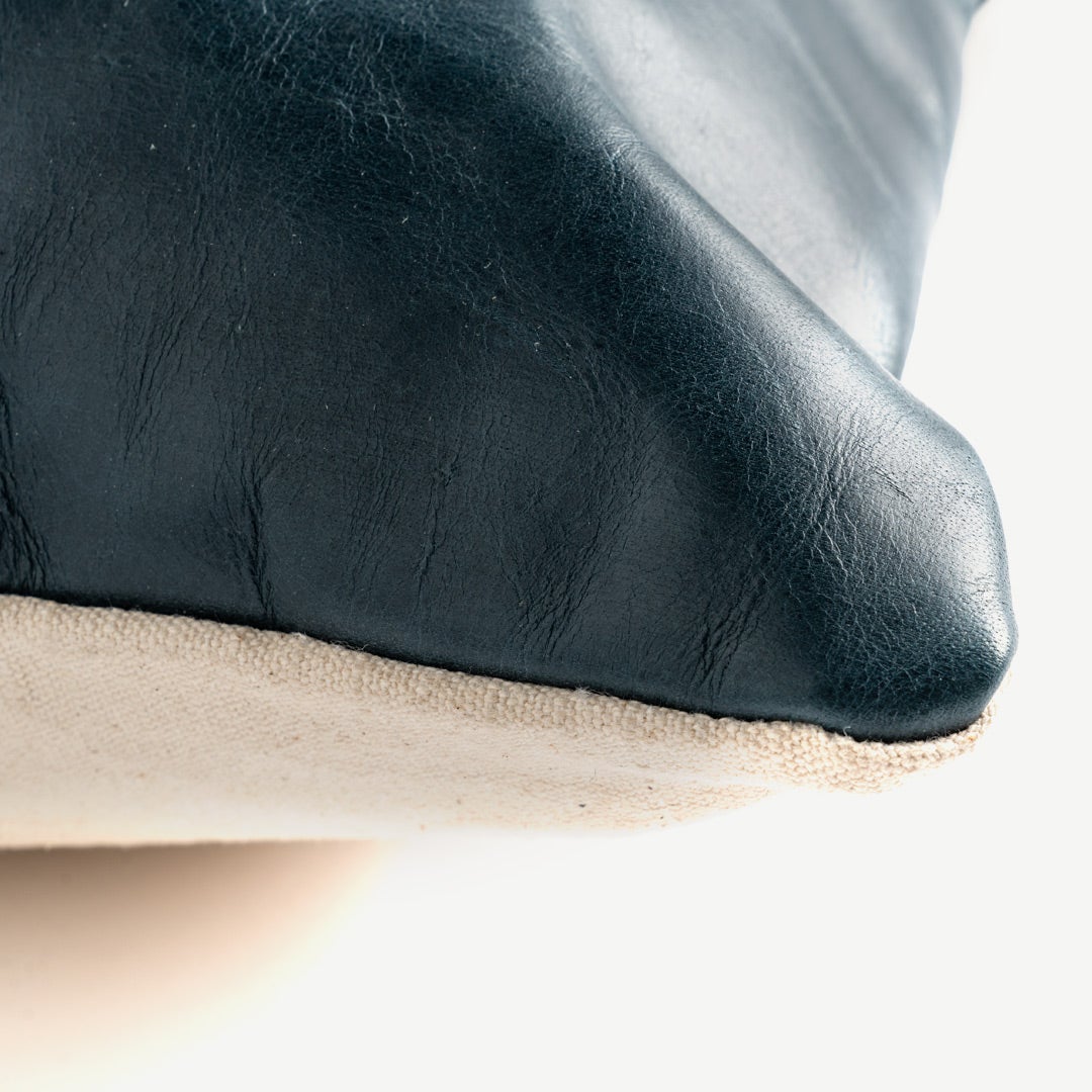 وسادة جلدية كارولين زرقاء - 50x50 سم