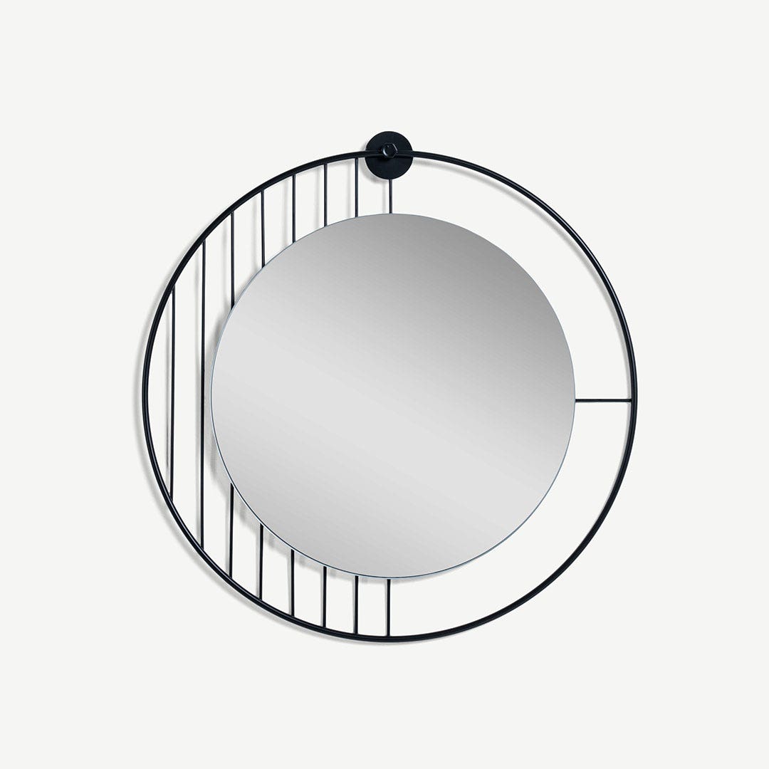 مرآة هلالية مثبتة على الحائط