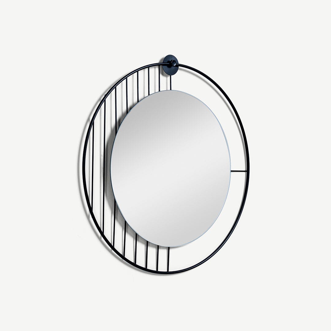 مرآة هلالية مثبتة على الحائط