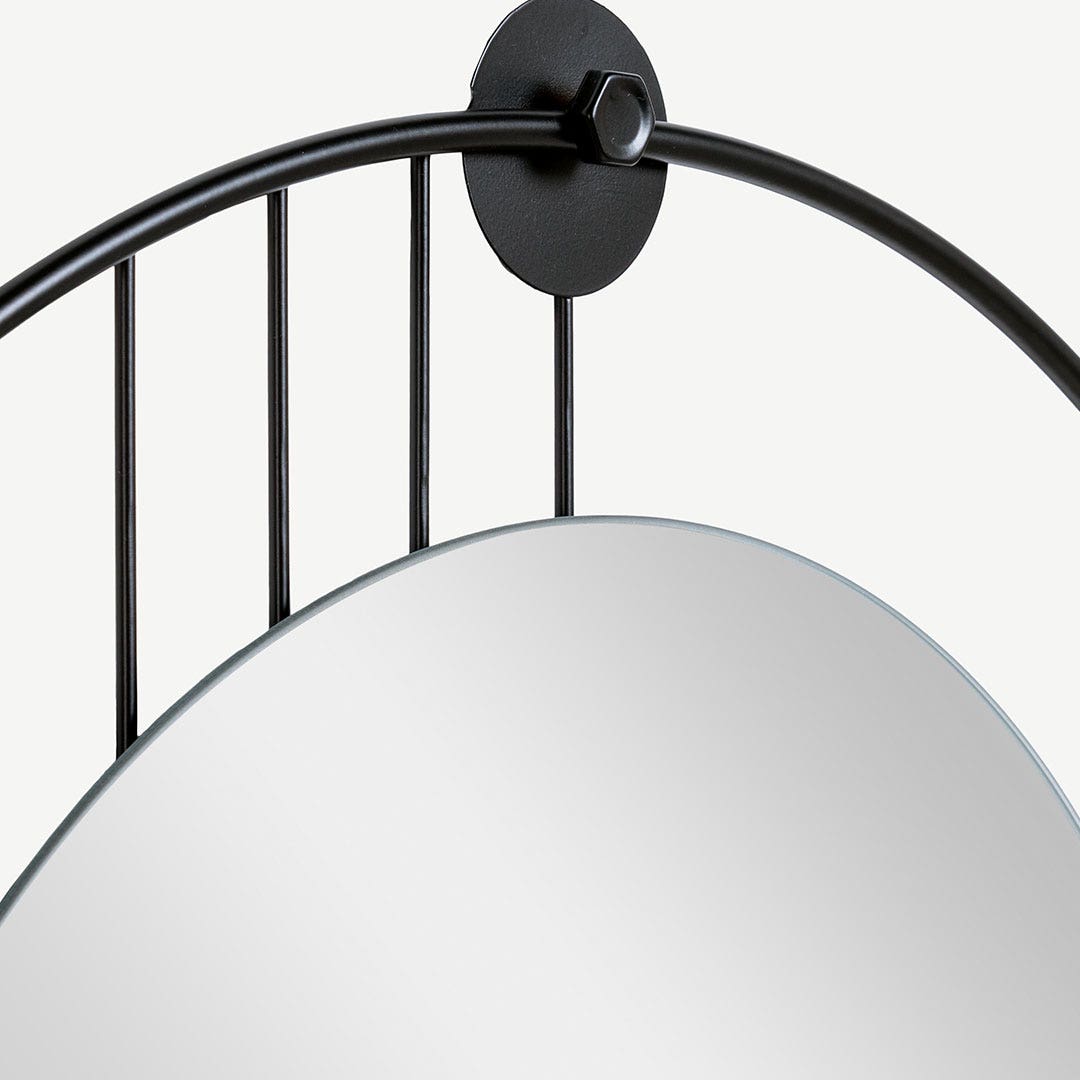 مرآة هلالية مثبتة على الحائط