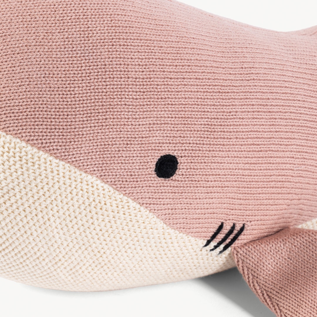 وسادة دلفينو محبوكة وردية باهتة