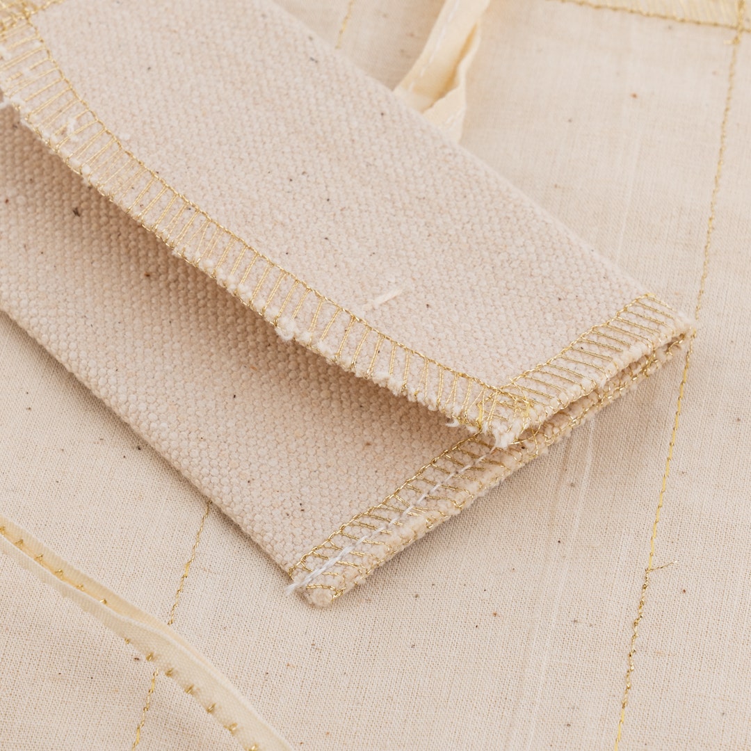 غلاف هدايا من القطن بخط ذهبي من إيلان