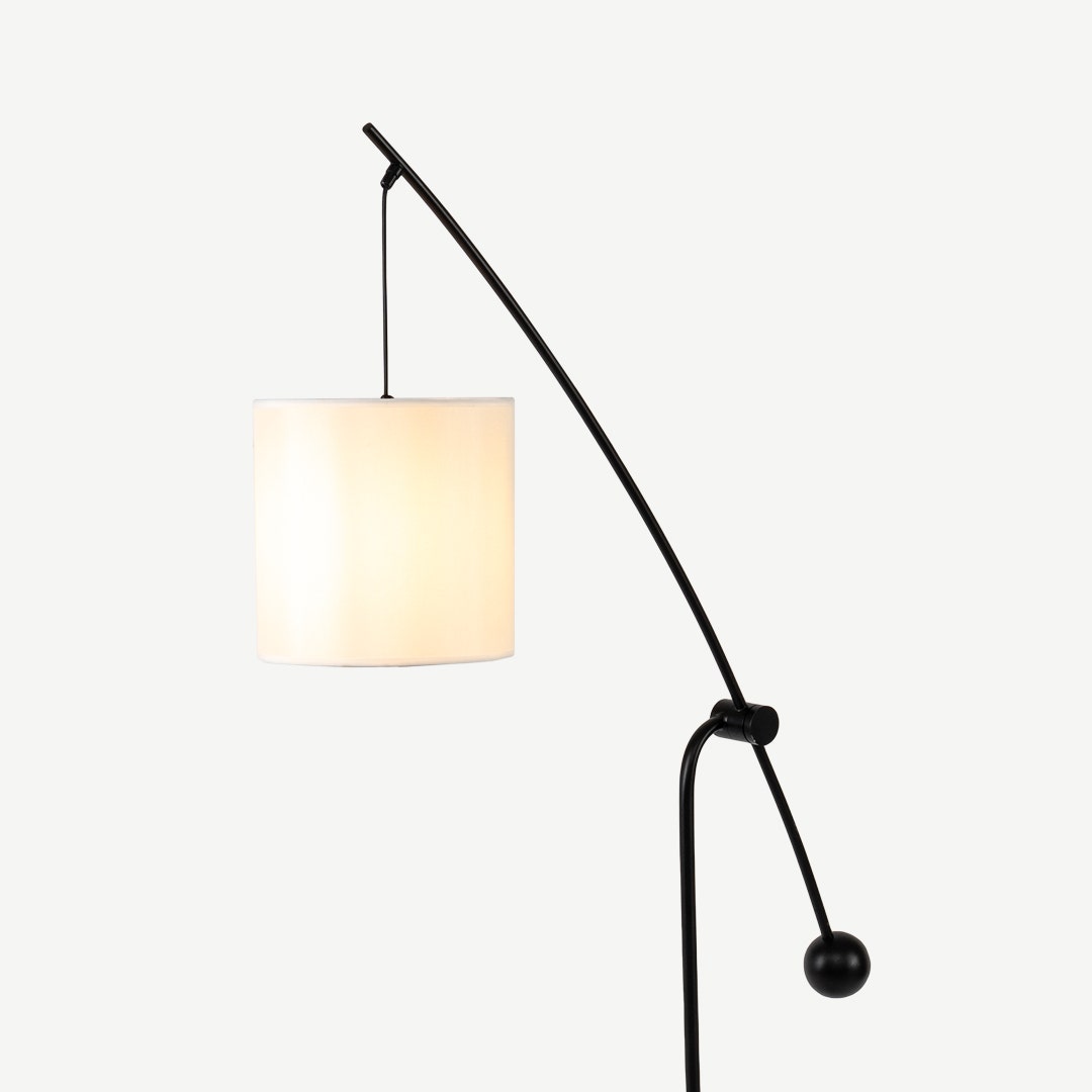 Maxillar Metal Floor Lamp -Black