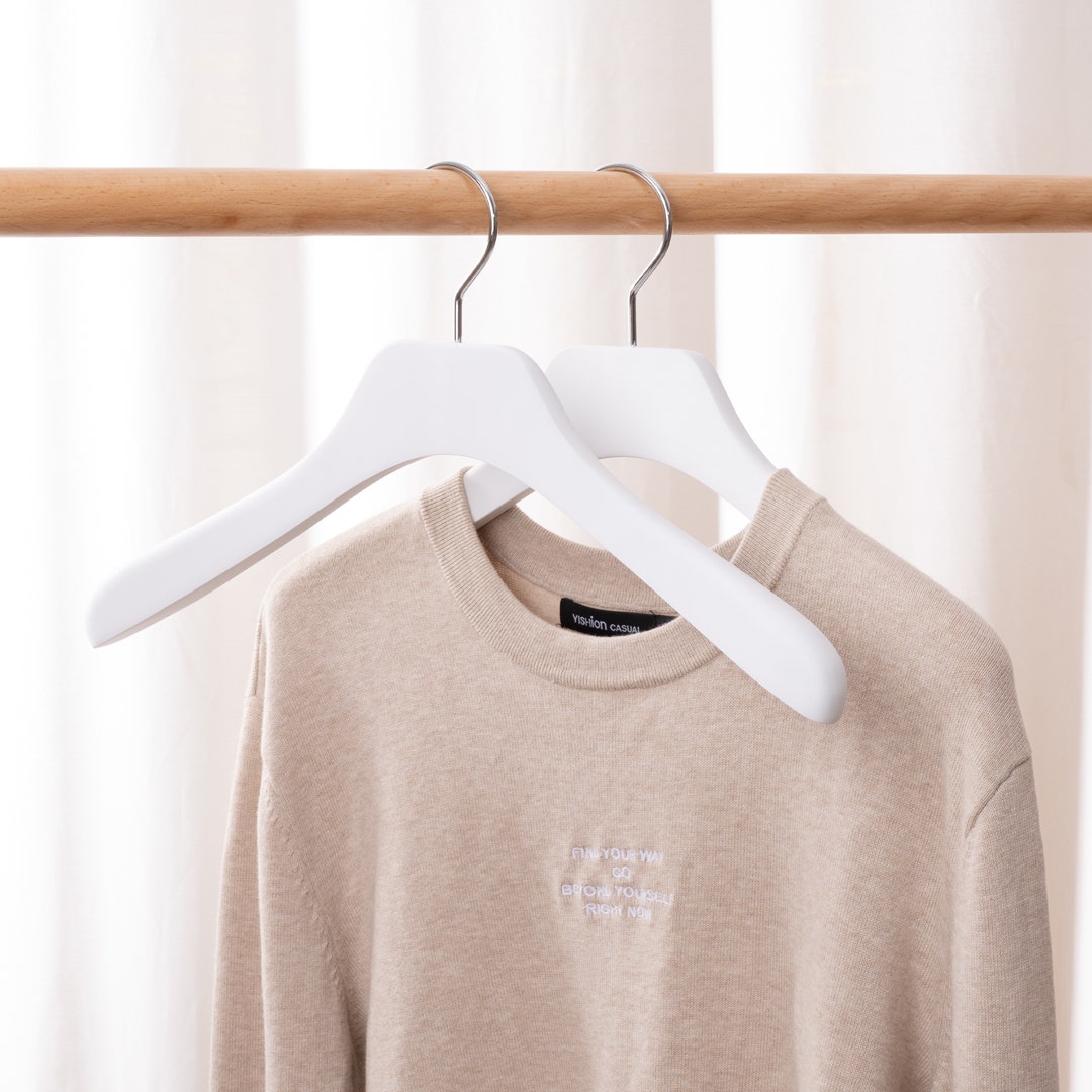 علاقة معاطف ريانا - أبيض