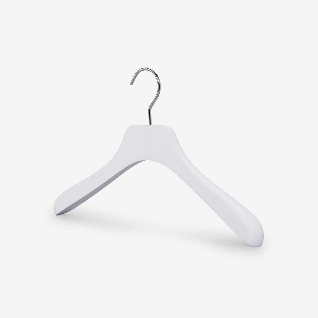 علاقة معاطف ريانا - أبيض