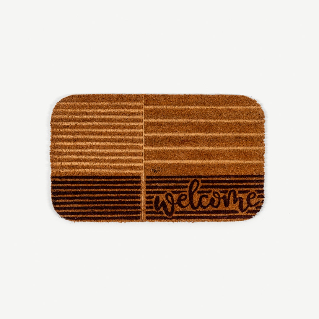 سجادة باب بطبعة مخططة بكلمة ويلكم - 45 × 75 سم