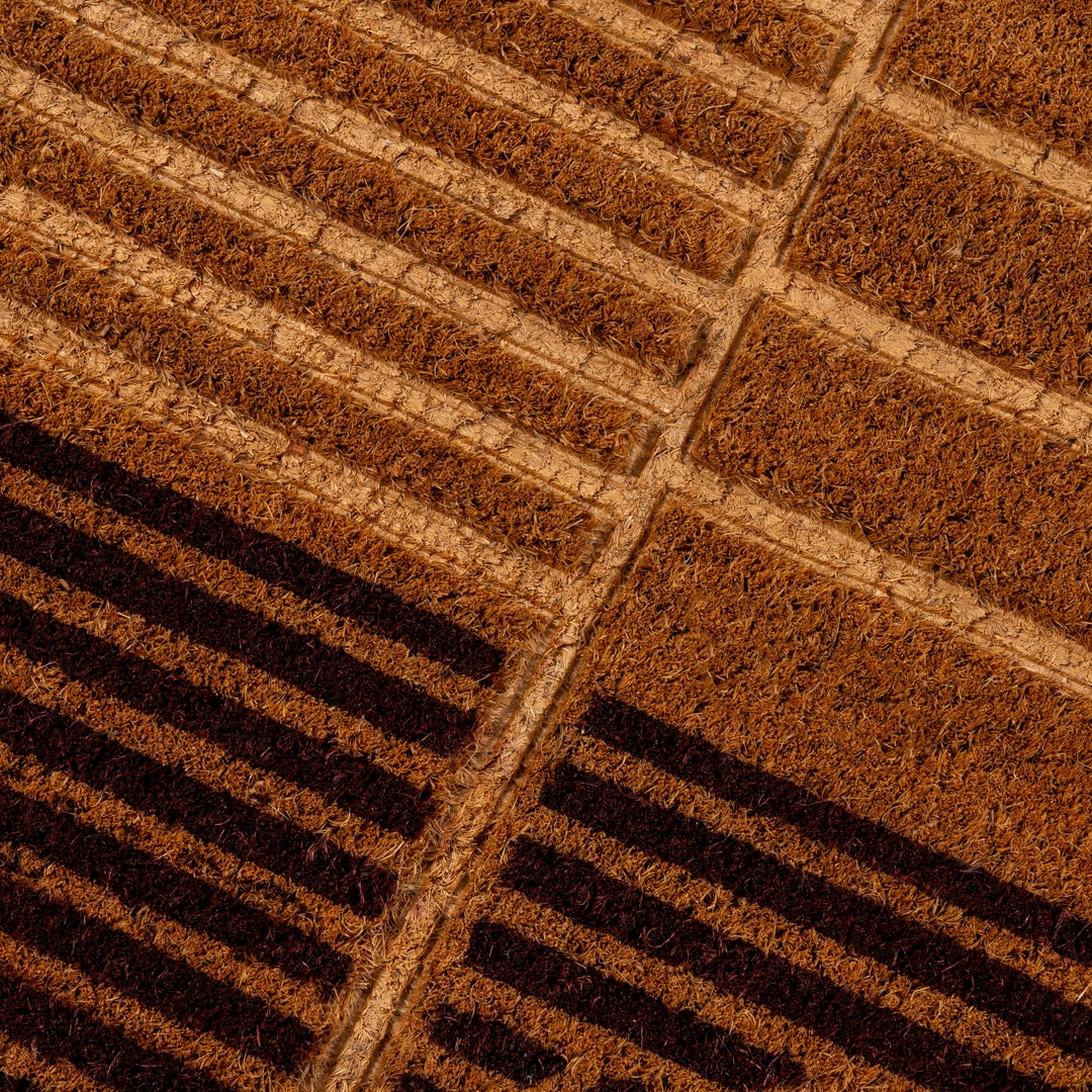 سجادة باب بطبعة مخططة بكلمة ويلكم - 45 × 75 سم